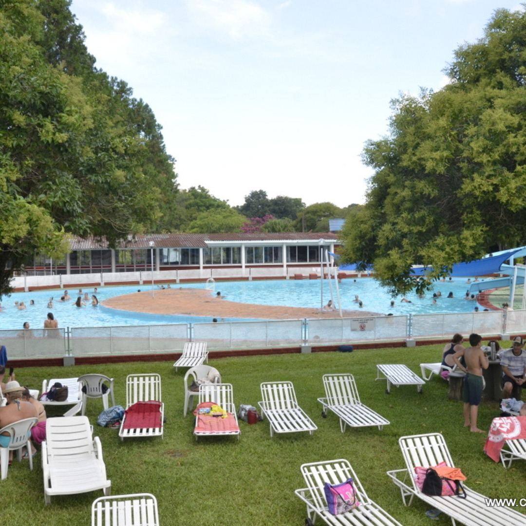 Área de banho de sol à beira da piscina