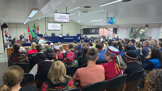 Foto 1 — Clube Aquático Tiaraju é homenageado na Câmara de Vereadores pelos 60 anos de fundação